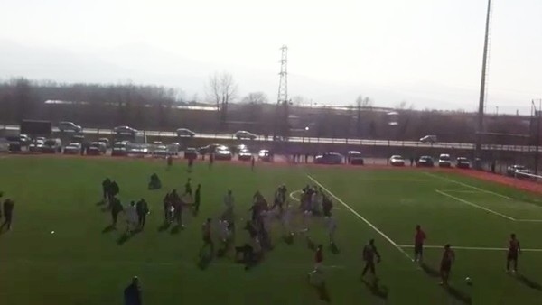 Yeşil saha boks ringine döndü