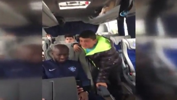 Adana Demirsporlu Poteye türkü"lü isyan!