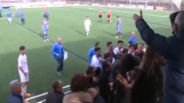 Gençlerin maçında kavga çıktı