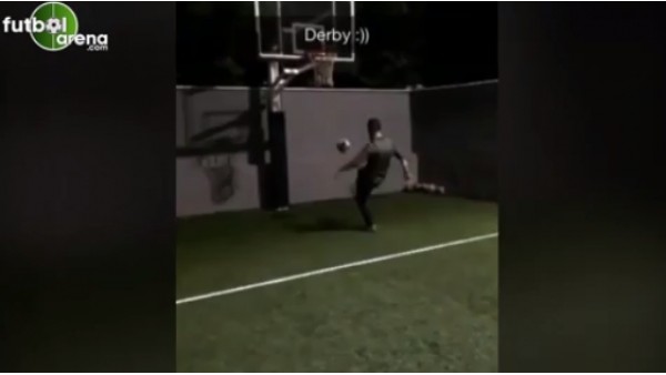 Arda Turan ve Emre Belözoğlu ayak tenisinde kapıştı