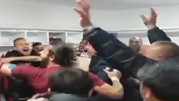 Elazığspor soyunma odasında büyük sevinç