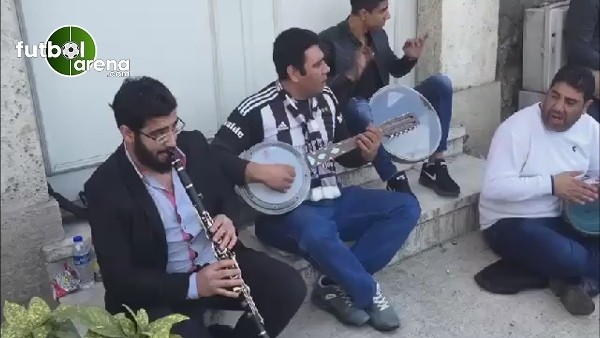 Beşiktaş - Rizespor maçı öncesi sokaklarda 'İzmir Marşı'