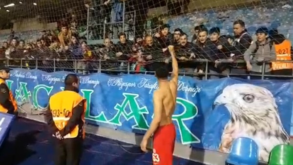 Deniz Kadah'ın Rizesporlu taraftarla maç sonu selfisi
