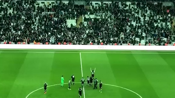 Atınç Nukan maç sonu taraftarlara üçlü çektirdi