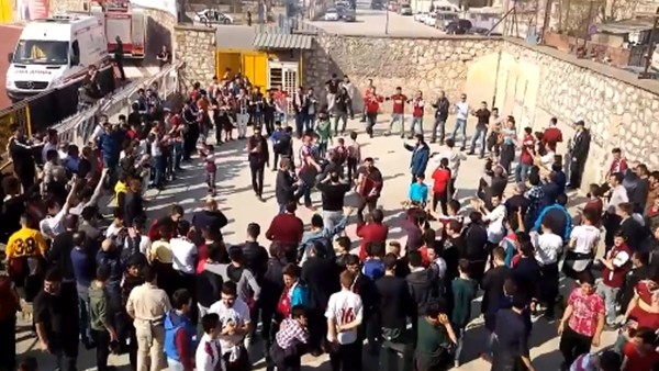 İnegölspor taraftarından davullu zurnalı şov