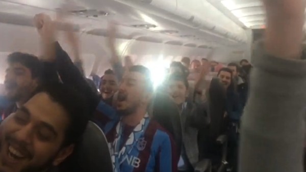 Trabzonsporlu taraftarların uçaktaki tezahüratı
