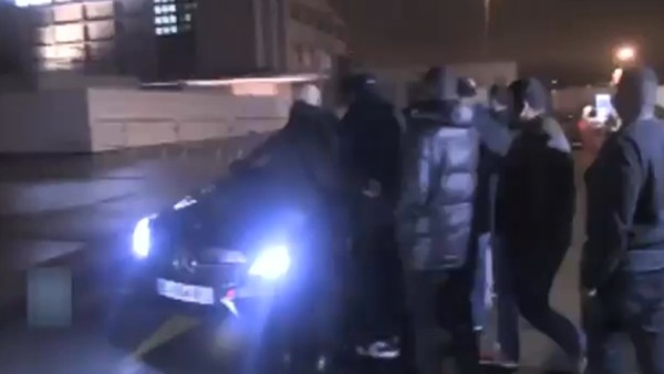 Motta aracıyla bir taraftara çarptı