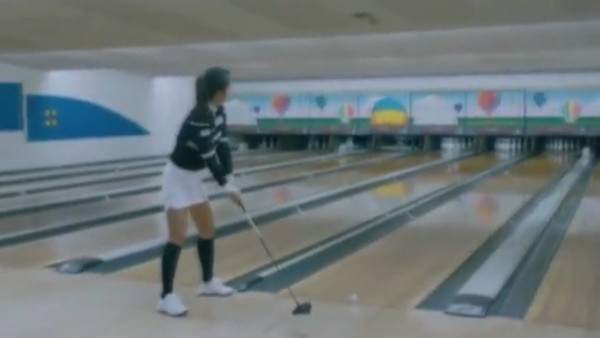 Minju Kim golf topuyla bowling oynadı