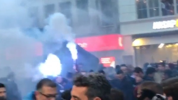 Beşiktaşlı taraftarlar Olympiakos maçı öncesi meşale yaktı