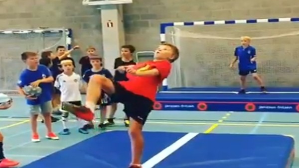 Sow'un yolundan ilerleyen çocuktan harika rövaşata