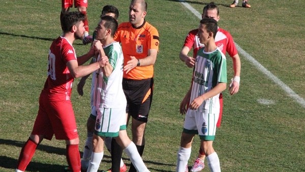 3 kırmızı kartın çıktığı maçın sonunda olaylar çıktı