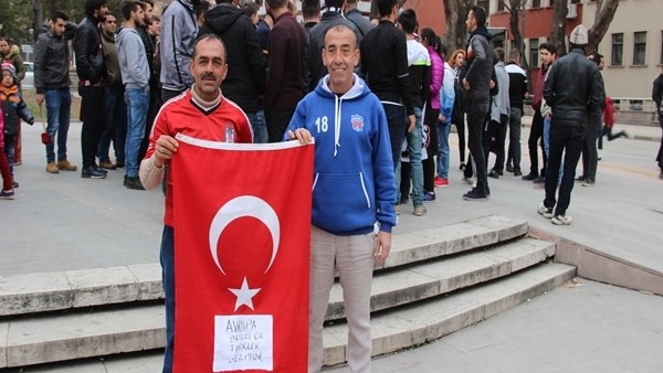 Beşiktaşlı taraftarlardan 114. yıl anısına 114 meşale