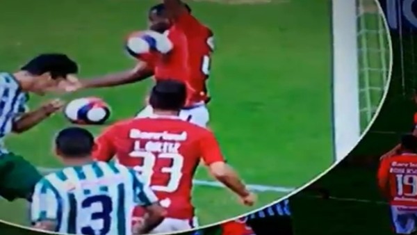 Eski Beşiktaşlı futbolcu Zago'nun takımını hakem yaktı