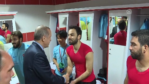 Cumhurbaşkanı Erdoğan, A Milli Takım'a moral verdi 