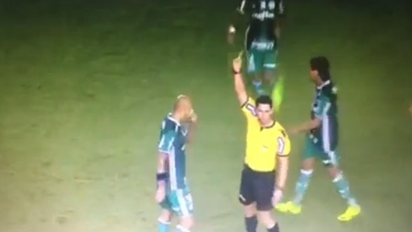 Felipe Melo'dan rakibine sert müdahale!