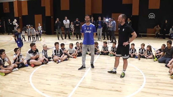 Pjanic'ten, Bosna Hersek'teki Juventus Futbol Akademisine ziyaret