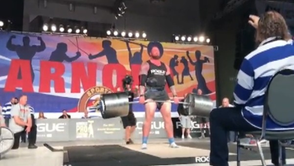 Dünyanın en güçlü adamı yine rekor kırdı