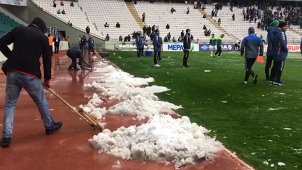 Konyaspor - Başakşehir maçı öncesi kar temizleme çalışmaları devam ediyor