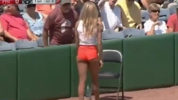 Güzel beyzbolcu yürek hoplattı