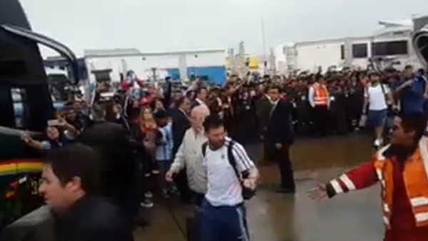 Bolivyalı apron görevlileri Messi için birbirleriyle yarıştı 