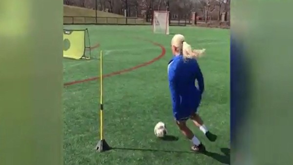 Kadın futbolcudan akıllara zarar antrenman!