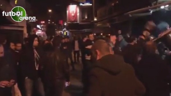 Beşiktaşlı taraftarlar sokaklara döküldü