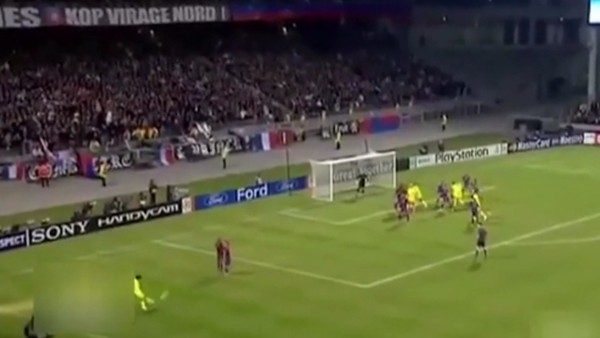 Kadın futbolcudan Juninho golü