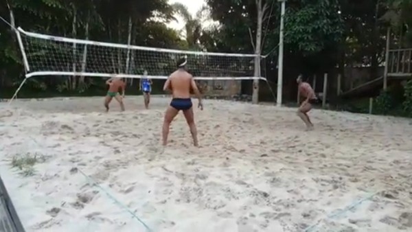 Ronaldinho arkadaşlarıyla stres atıyor