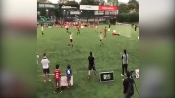 Gary Neville hayatının golünü Singapur'da attı!