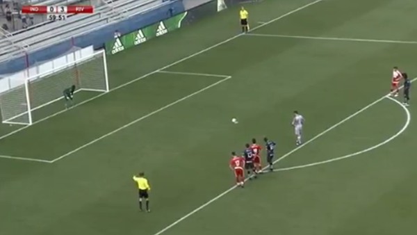 Penaltı atmaya gelen kaleci az kalsın gol yiyordu!