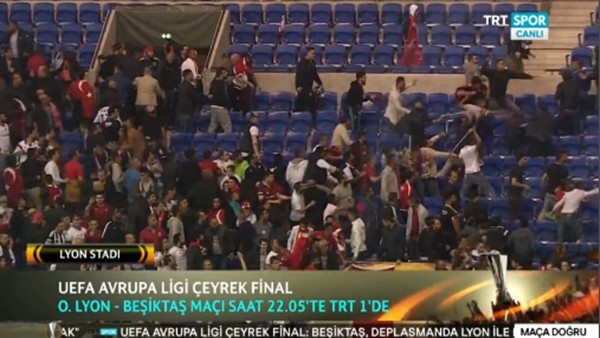 Lyon taraftarları sahaya inmeden önce tribünlerde yaşanan arbede