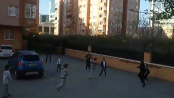 Lens mahallenin çocuklarıyla maç yaptı