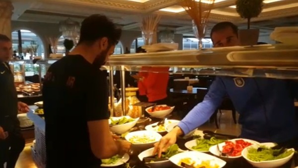 Başakşehir takımı Rize'de konakladığı otelde yemek servisinde
