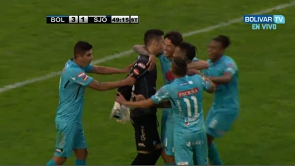 Bolivar kalecisi Matias Dituro'nun kaleden kaleye attığı gol