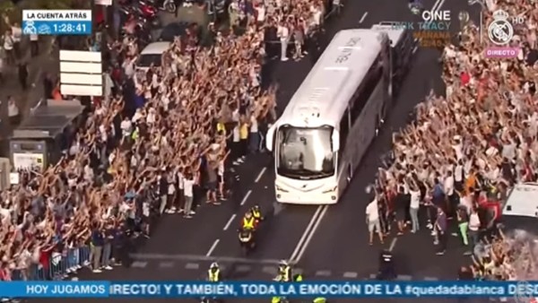 Real Madrid taraftarı takım otobüsünü böyle karşıladı