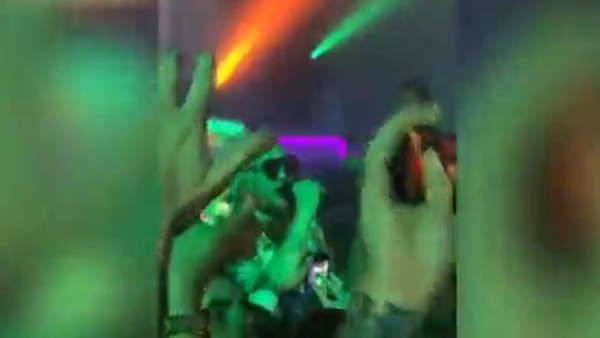 Gece kulübüne girdi ortalık yıkıldı!