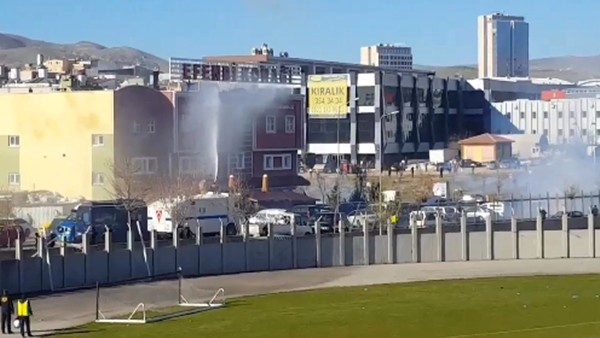 Ankaragücü taraftarları Melih Gökçek'e tepki gösterdi