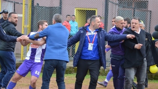 Tribünden sahaya inen başkan futbolcu dövdü