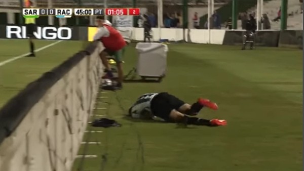 Reklam panosunun arkasına kötü düştü