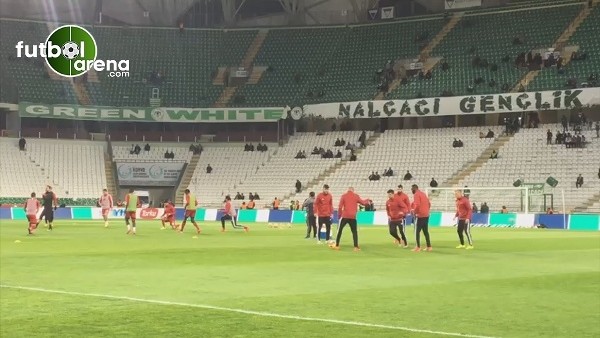 Atiker Konyaspor - Gaziantepspor maçı öncesi takımlar ve hakemler ısınmak için sahada.