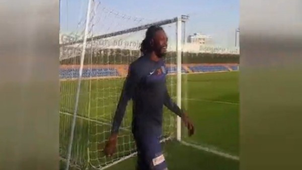 Emmanuel Adebayor yükseklerde