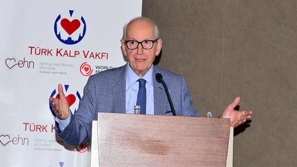 Şenes Erzik:  'Eskiden bütün sahalarda top oynardık'