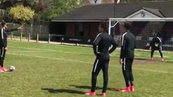 Emre Can bu kez gözü kapalı attı