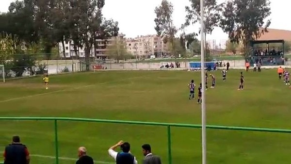 Futbol sahalarında görülmeyen olay, Top 15 dakika boyunca kalecide kaldı!