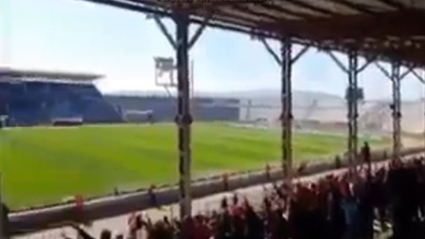 Bandırmaspor ve Eskişehirspor taraftarları İzmir Marşı'nı karşılıklı söylediler