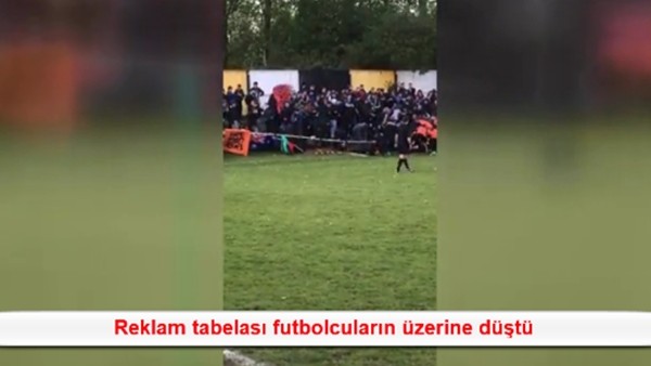 Reklam tabelası futbolcuların üzerine düştü