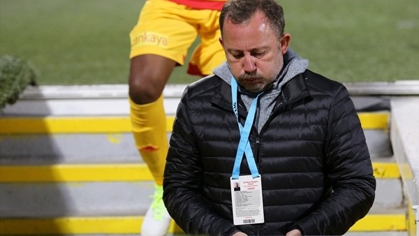 Kayserispor taraftarından Sergen Yalçın'a:  "Ne oldu ruhunuz yok mu?"