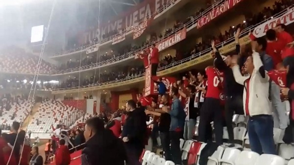 Antalyasporlu taraftarlar El Kabır'in golüne böyle sevindi