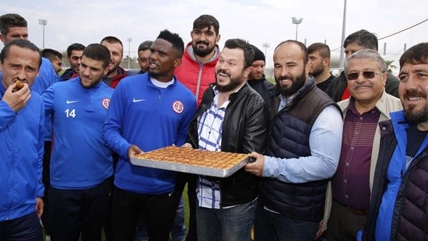 Başpehlivanlardan Antalyaspor'a baklava dopingi