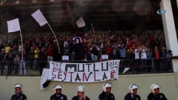 Mersin'de amatör maçta ortalık karıştı